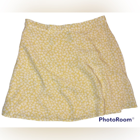 H&M DIVIDED PRINTED MINI TWIRL SKIRT • YELLOW WITH WHITE FLORAL PATTERN • SIZE 6 - Picture 3 of 10